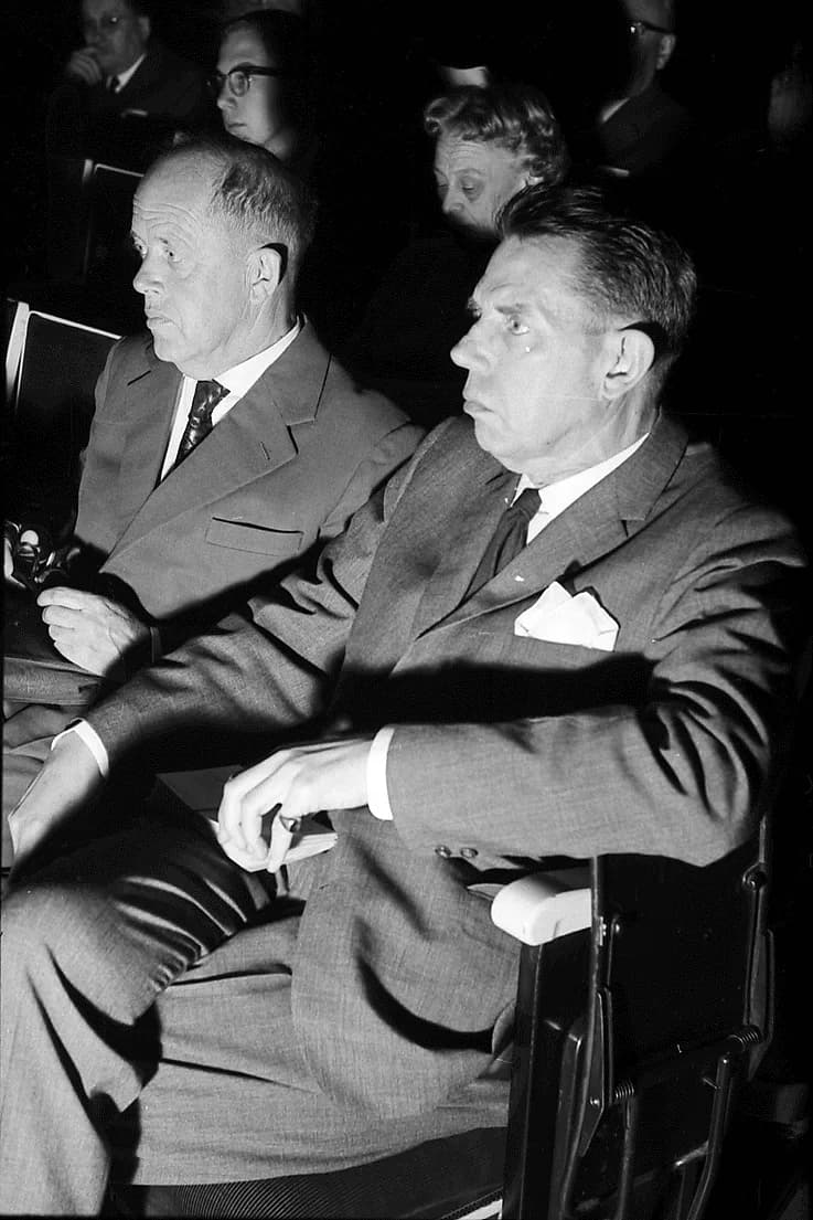 Philip Showalter Hench - Nobelpreisträgertagung 1960 Mediziner; Gruppen zwischen Stuhlreihen: R. Mecke, Philip S. Hench