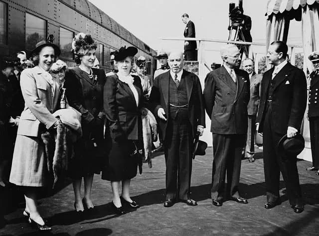 Bess Truman - President Truman arrives in Ottawa at Island Park Drive.
L.-R.: L.-R.: Margaret Truman, Viscountess Alexander, Mrs. Truman, Prime Minister Mackenzie King, the President and Viscount Alex
