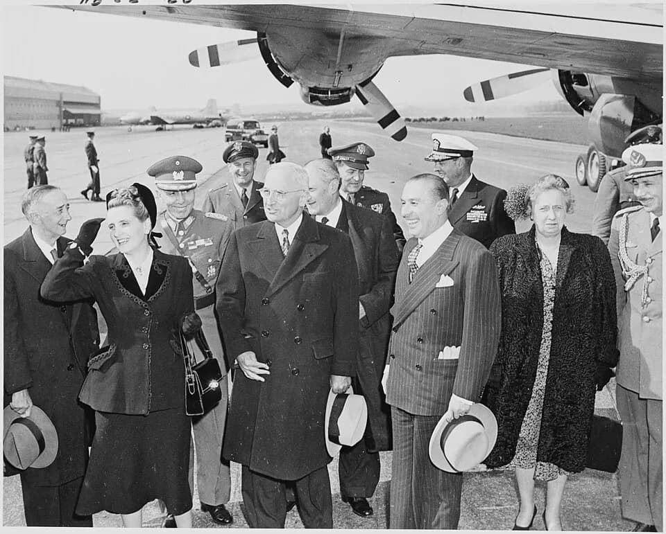 Bess Truman - Photograph of President Truman with President Gabriel Gonzalez Videla of Chile, Mrs. Truman, and other dignitaries... - NARA - 200204.jpg