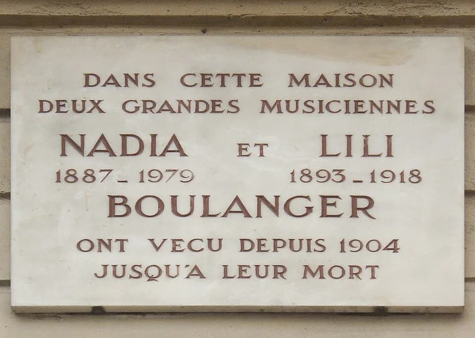 Nadia Boulanger - Plaque apposée au n° 36 de la rue Ballu (devenu le n° 3 de la place Lili-Boulanger), Paris 9e.« Dans cette maison, deux grandes musiciennes, Nadia (1887-1979) et Lili (1893-1918) Bou