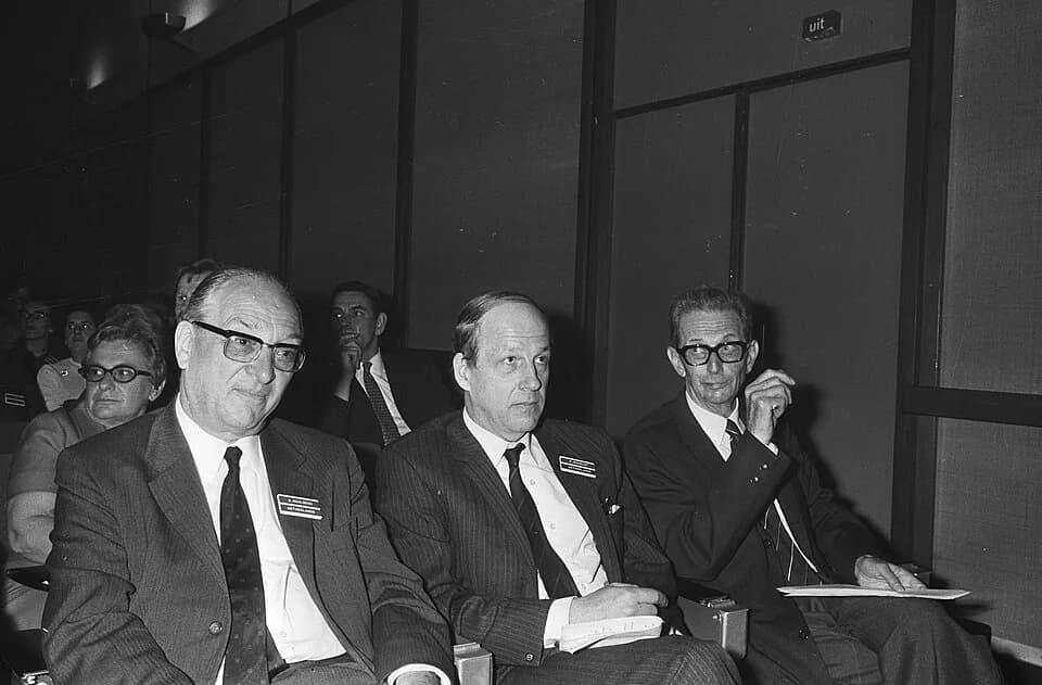 André Lwoff - Internationaal congres over het ontstaan van kanker in de RAI te Amsterdam. V.l.n.r. prof. dr. O. Mülhbock, dr. P. Emmelot en prof. dr. A. Lwoff. 12 mei 1971
