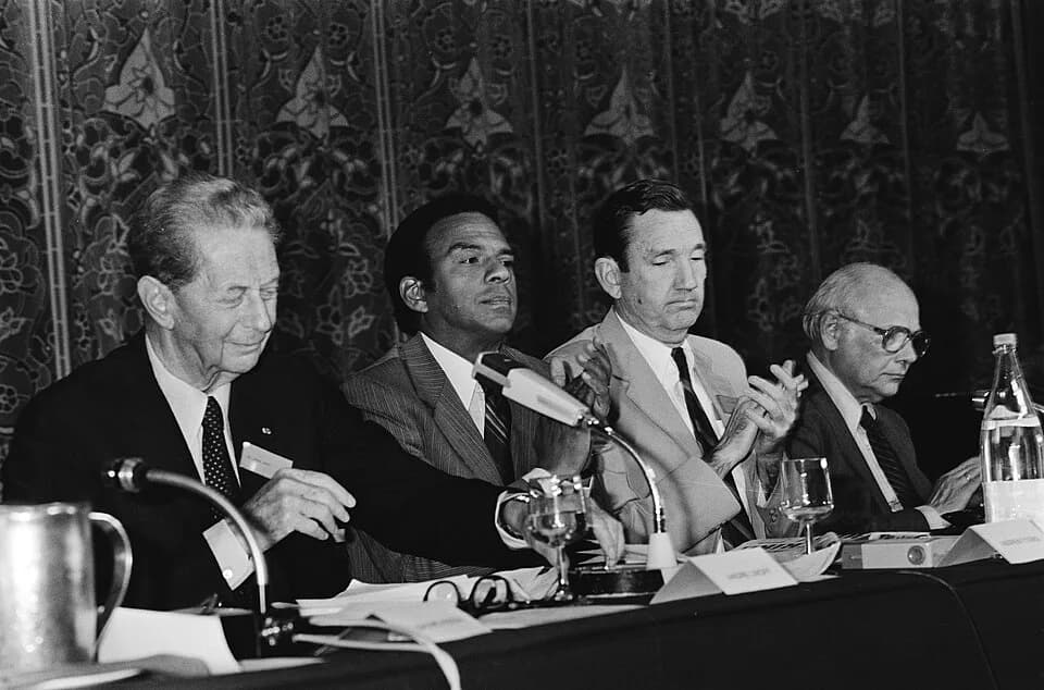 André Lwoff - Collectie / Archief : Fotocollectie Anefo
Reportage / Serie : [ onbekend ]
Beschrijving : Sjtsjaransky tribunaal , jury oordeel; v.l.n.r. André Lwoff (Nobel prijs winnaar) , Andrew Young