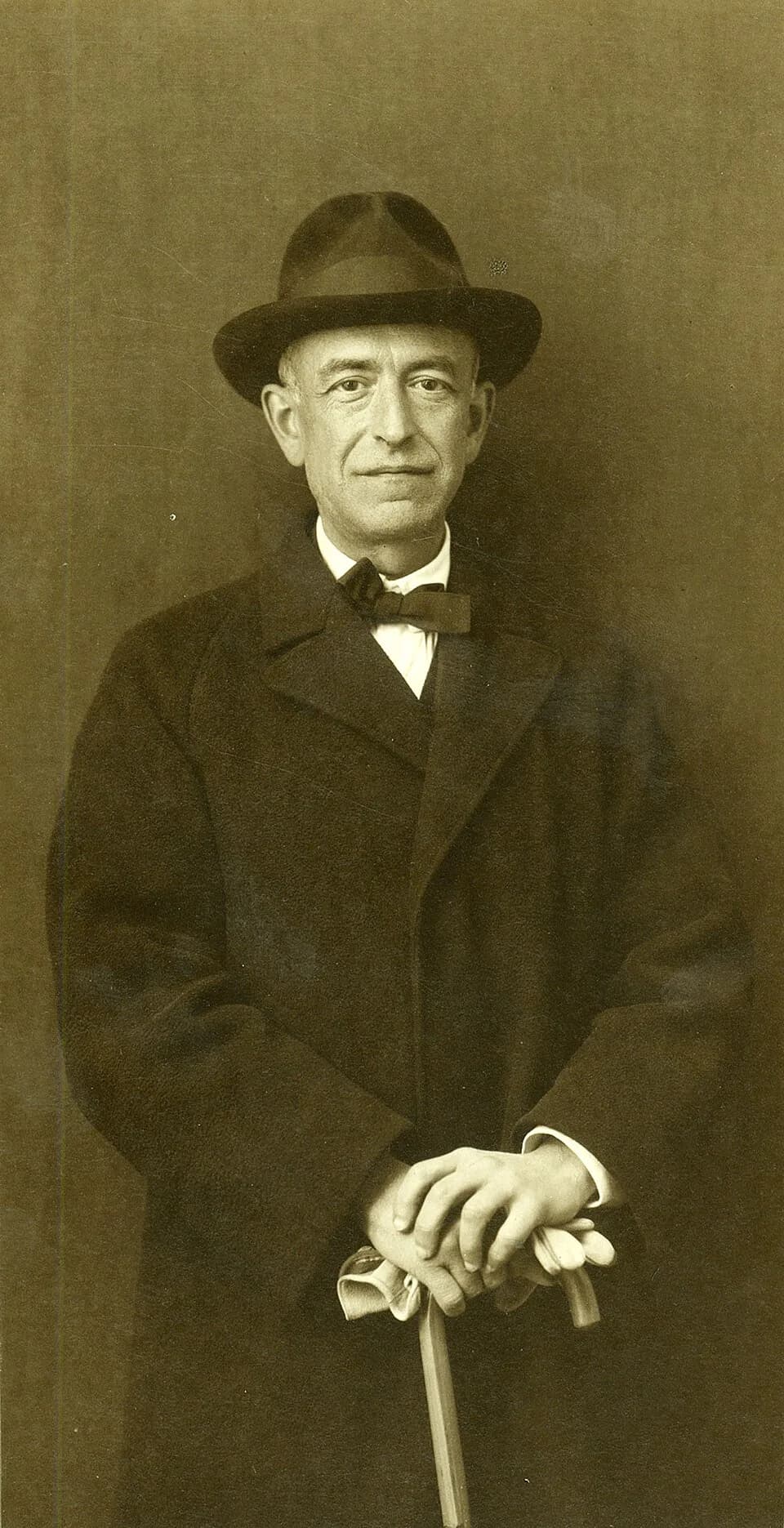 Manuel de Falla - Manuel de Falla con bastón