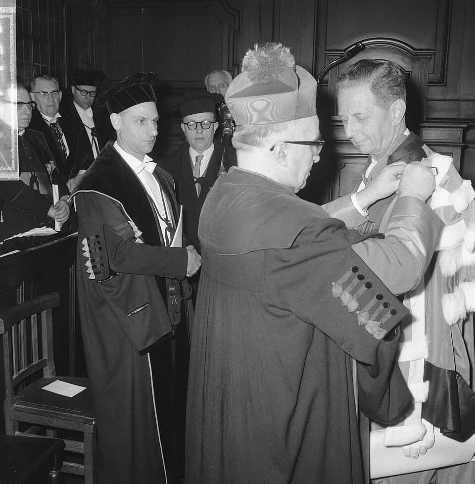 André Lwoff - Collectie / Archief : Fotocollectie Anefo
Reportage / Serie : [ onbekend ]
Beschrijving : Ere-doctoraten aan de Universiteit te Leuven, prof. dr. Andre Lwoff
Datum : 2 februari 1966
Loca