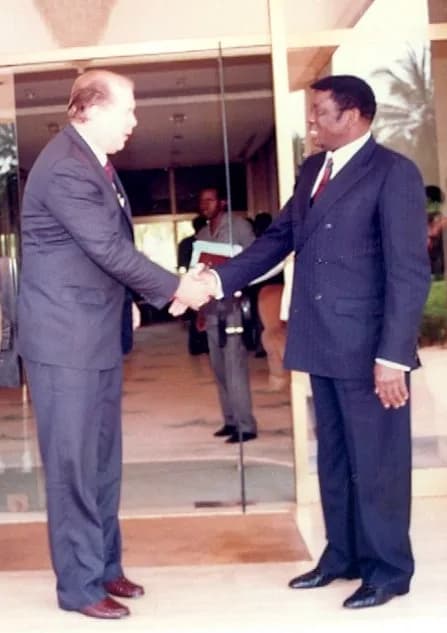 Étienne Gnassingbé Eyadéma - This picture was taken in front of Togolese President Gnassingbe Eyadema office.