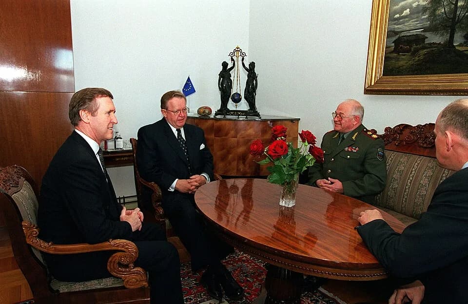Martti Ahtisaari - Secretary of Defense William S. Cohen (left), Finnish President Martti Ahtisaari (2nd from left), and Russian Minister of Defense Marshal Igor Sergeyev (2nd from right), are joined 