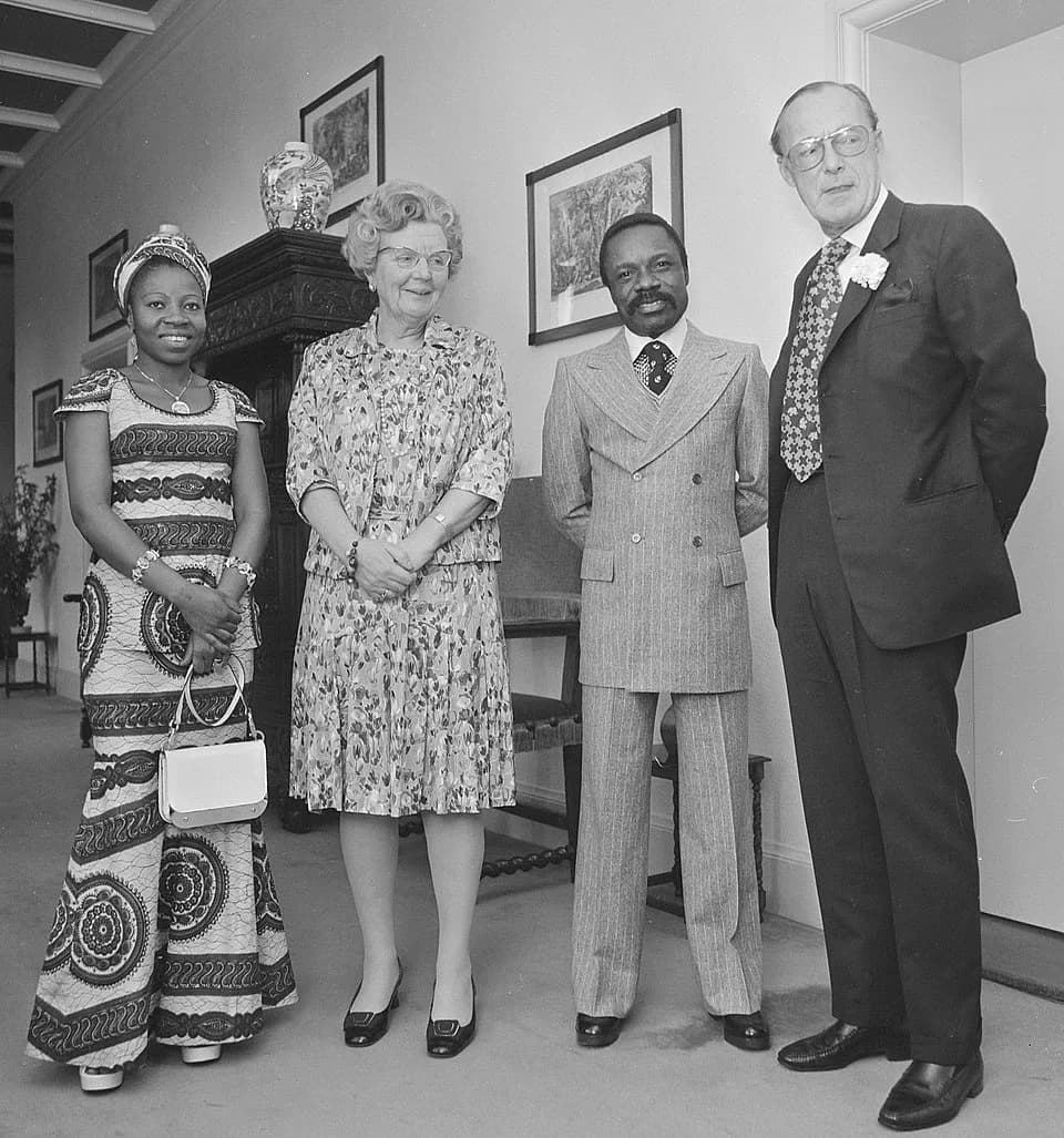 Omar Bongo - Koningin Juliana en prins Bernhard ontvangen president Omar Bongo van Gabon en zijn echtgenote op paleis Soestdijk. V.l.n.r. mevrouw Bongo, koningin Juliana, president Bongo en prins Bern