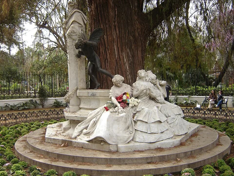 Gustavo Adolfo Bécquer - Glorieta de Bécquer, en el Parque de María Luisa (Sevilla). Imagen alegórica representando a "el amor ilusionado", "el amor poseído" y "el amor perdido". Las flores las deposi