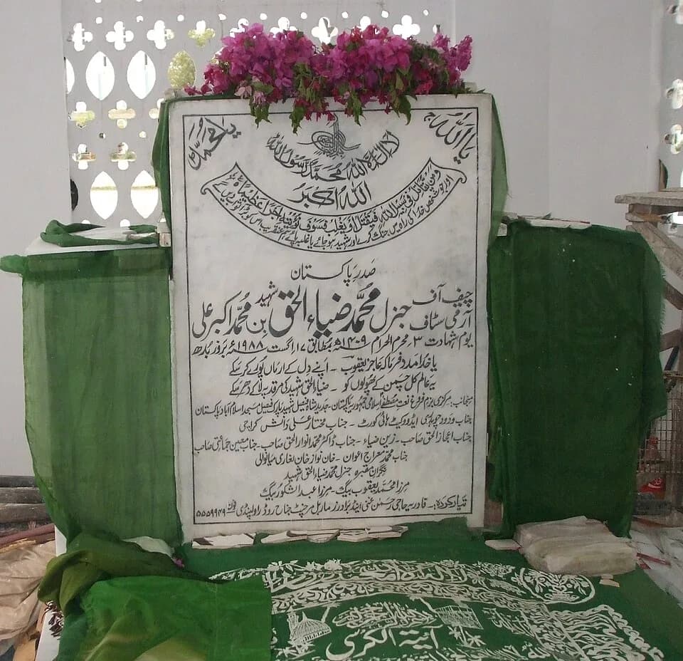 Muhammad Zia-ul-Haq - Grave stone at Tomb of Zia-ul-Haq.