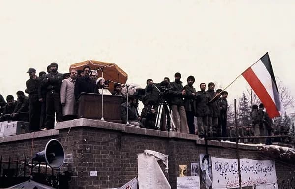 Abolhassan Banisadr - Abolhassan Banisadr's speech with the early flag of Iran, after 1979 revolution