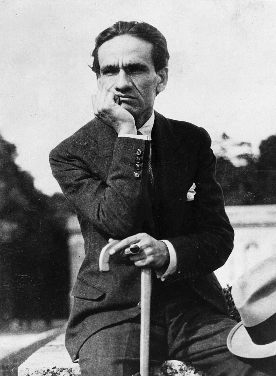 César Vallejo - fotografia de César Vallejo en el Parque de Versalles