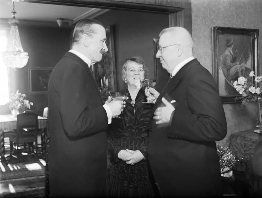 Juho Kusti Paasikivi - Mannerheim at a return visit to the Paasikivis in connection with the change-over of presidents. After clinking glasses, Mannerheim and Paasikivi had an animated discussion. Pre