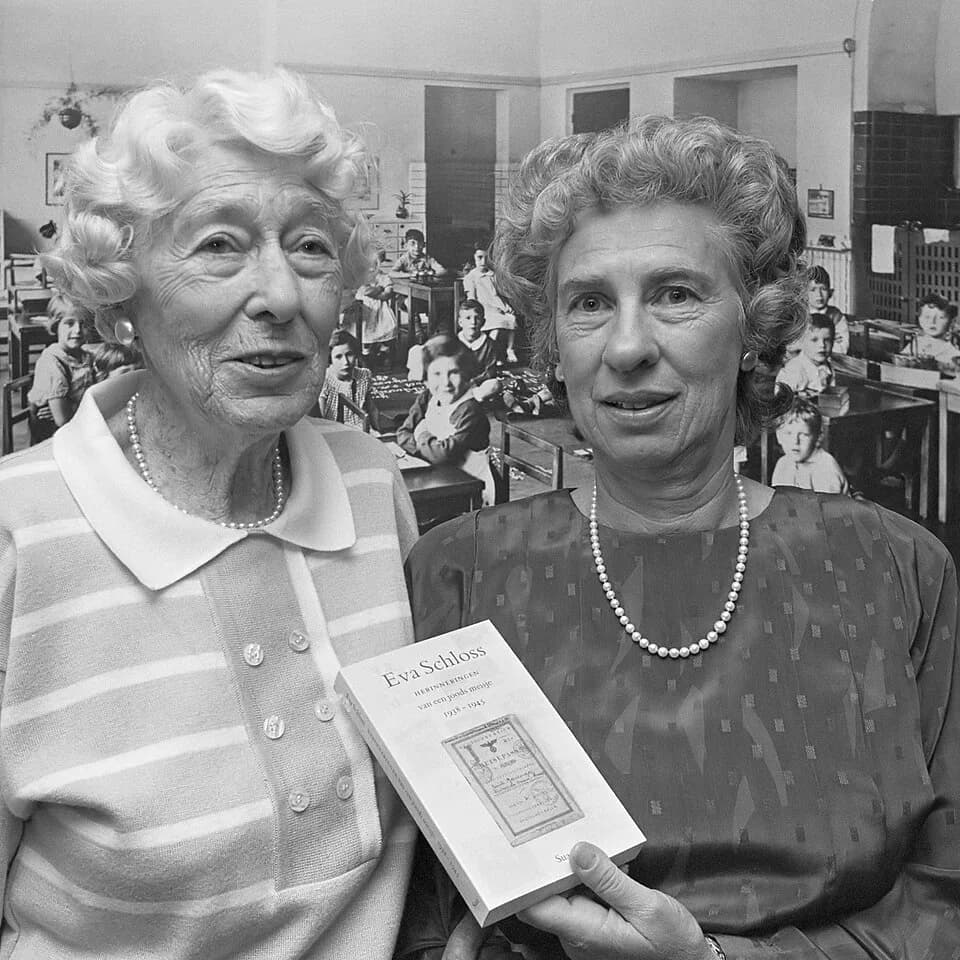 Eva Schloss - Eva Schloss presenteert het boekje "Herinneringen van een joods meisje", links haar moeder Fritzi Frank
24 april 1989