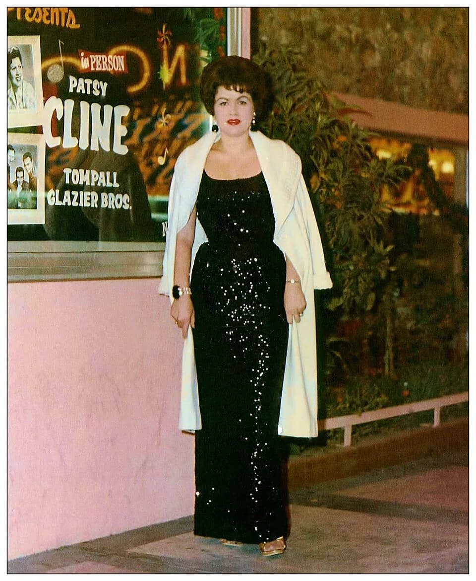 Patsy Cline - Country Pop singer Patsy Cline performed at the The Mint Las Vegas in Downtown Las Vegas during November and December 1962. 
She was the first major country singer to perform in Vegas. S