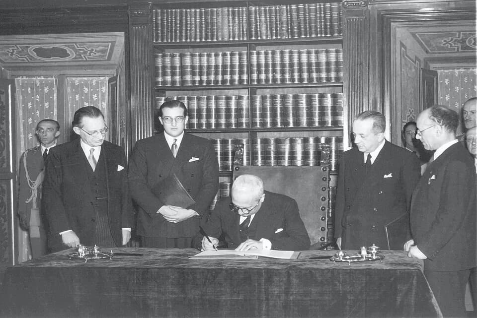 Enrico de Nicola - Il Capo dello Stato, Enrico De Nicola, firma la Costituzione italiana a palazzo Giustiniani, il 27 dicembre 1947. Al suo fianco, da sinistra a destra, Alcide De Gasperi, presidente 