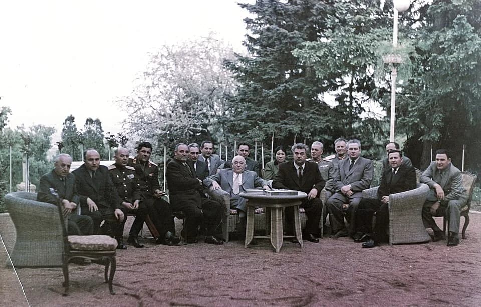 Mátyás Rákosi - Pártelit. Balról a második Hegedüs András, az ötödik Gheorghe Gheorghiu-Dej, a Román Kommunista Párt főtitkára, a hatodik Gerő Ernő, mellette/mögötte Apró Antal, középen Rákosi Mátyás,