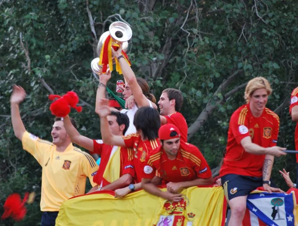 Luis Aragonés - Fernando Torres, Iker Casillas, Raúl Albiol and other members of the Spain national football team  celebrating Spain's Euro 08 championship