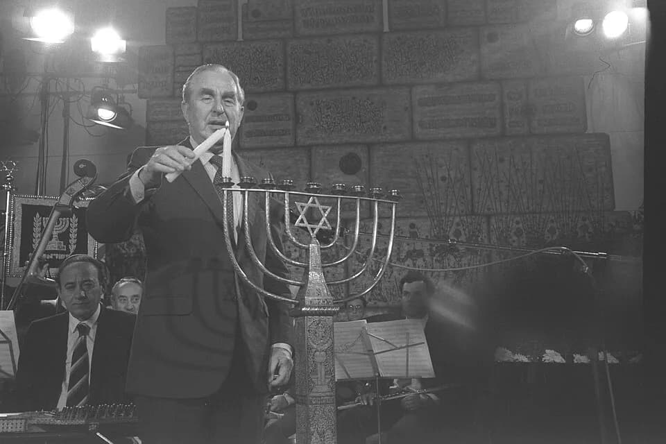 Chaim Herzog - President Chaim Herzog lighting the first candle on Hanuka eve in Beit Hanassi in Jerusalem (08/12/1985).
נשיא המדינה חיים הרצוג מדליק נר ראשון של חנוכה בבית הנשיא, בירושלים.

Photo: SA