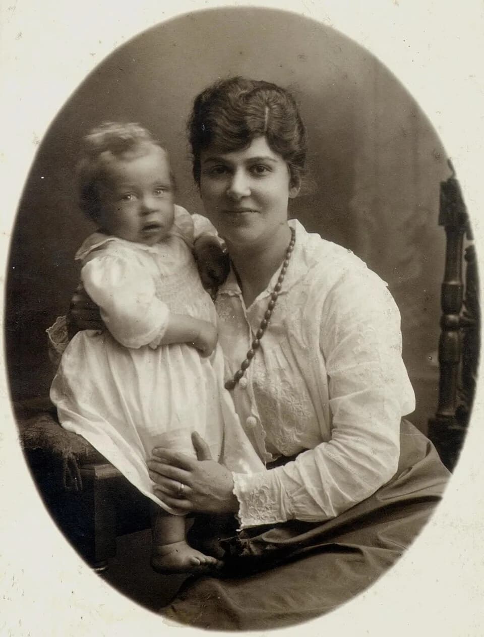 Chaim Herzog - RABBI'S WIFE SARA HERZOG HOLDING HER YEAR OLD SON, CHAIM HERZOG IN BELFAST, IRELAND. הרבנית שרה הרצוג מחזיקה על ידיה את בנה בן השנה חיים הרצוג, בלפסט, אירלנד.