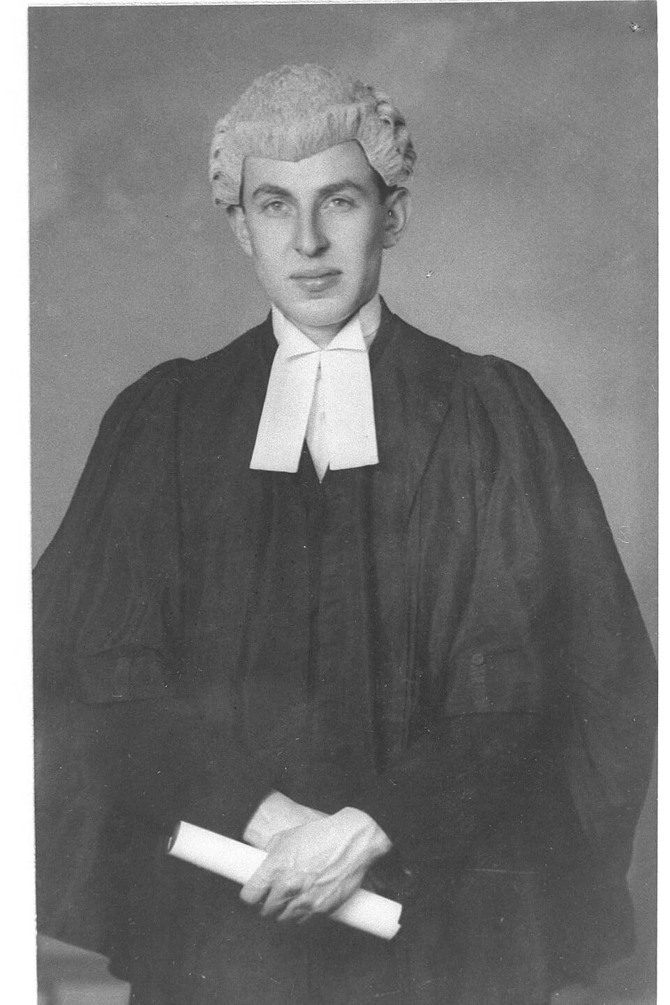 Chaim Herzog - CHAIM HERZOG UPON COMPLETION OF HIS LAW DEGREE IN LONDON. חיים הרצוג לאחר סיום לימודי המשפטים בלונדון.