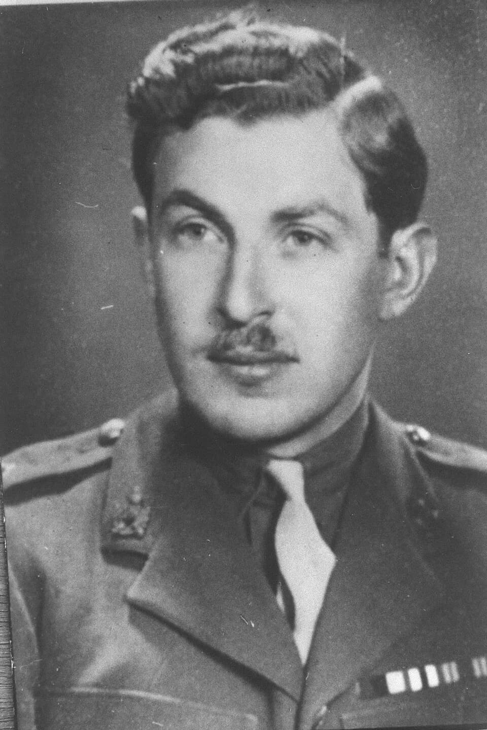 Chaim Herzog - CHAIM HERZOG IN BRITISH ARMY UNIFORM. חיים הרצוג במדי הצבא הבריטי.