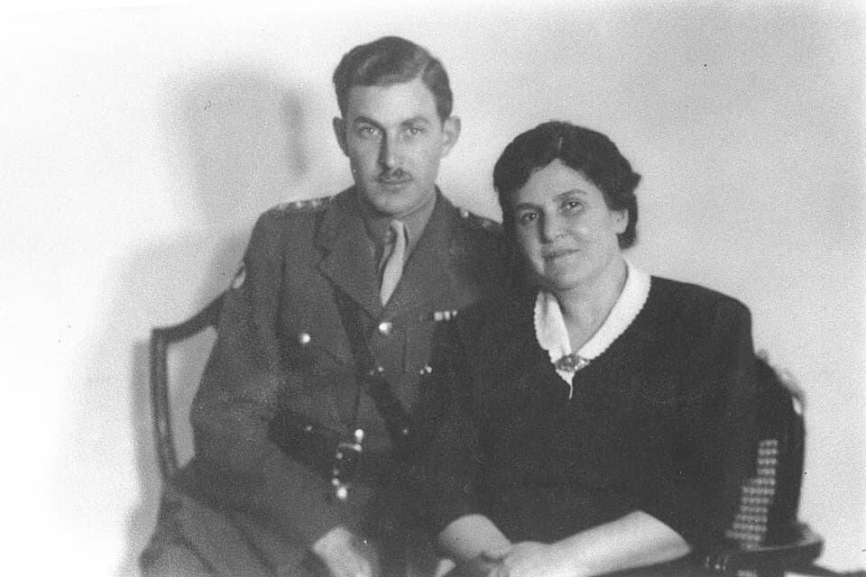 Chaim Herzog - CHAIM HERZOG IN A BRITISH ARMY UNIFORM POSING WITH HIS MOTHER, RABBANIT SARA HERZOG. חיים הרצוג במדי הצבא הבריטי עם אמו הרבנית שרה הרצוג.
