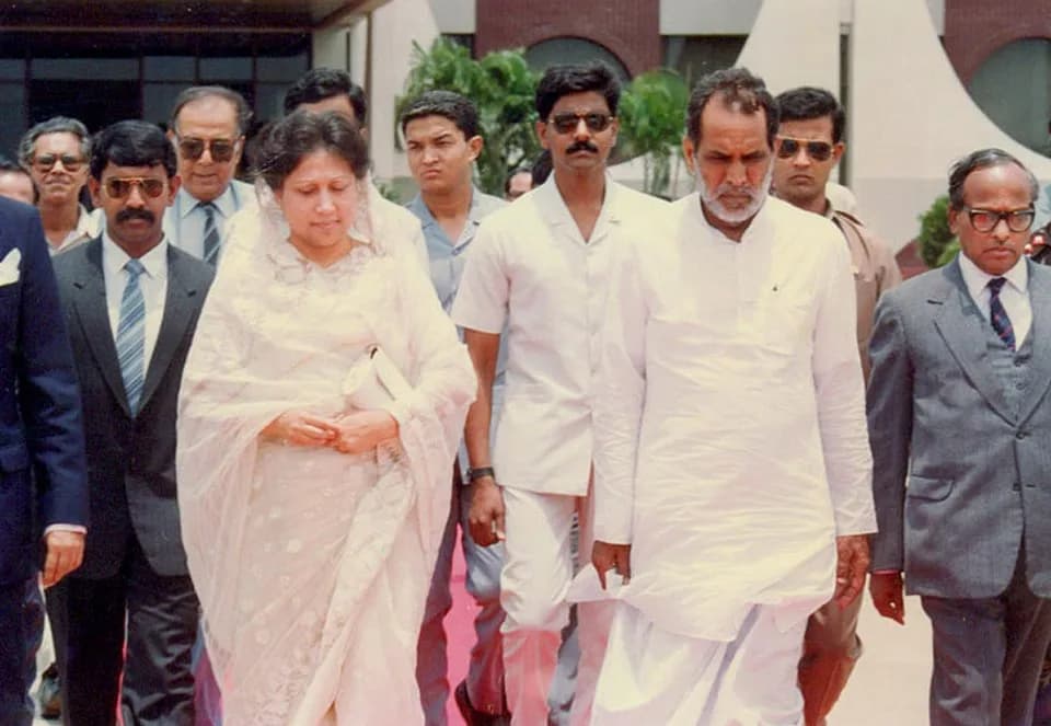 Chandra Shekhar - Mohammad Mosaddak Ali met with Prime Minister of India Chandra Shekhar Singh at Zia International Airport in Dhaka, Bangladesh on May 7 in 1991.