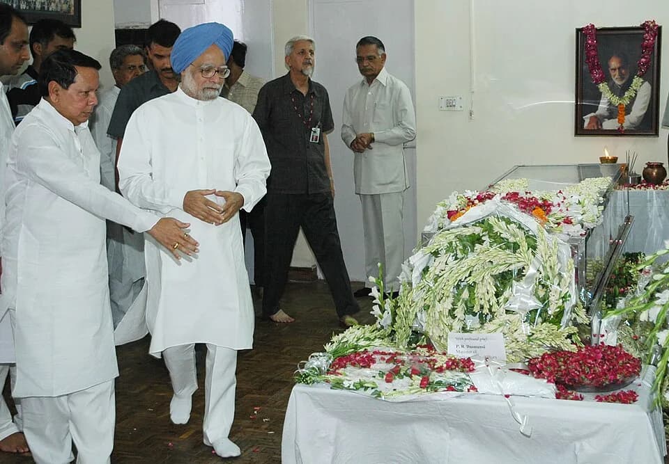 Chandra Shekhar - The Prime Minister, Dr. Manmohan Singh paying tribute to the mortal remains of the former Prime Minister Shri Chandra Shekhar, in New Delhi on July 08, 2007.
