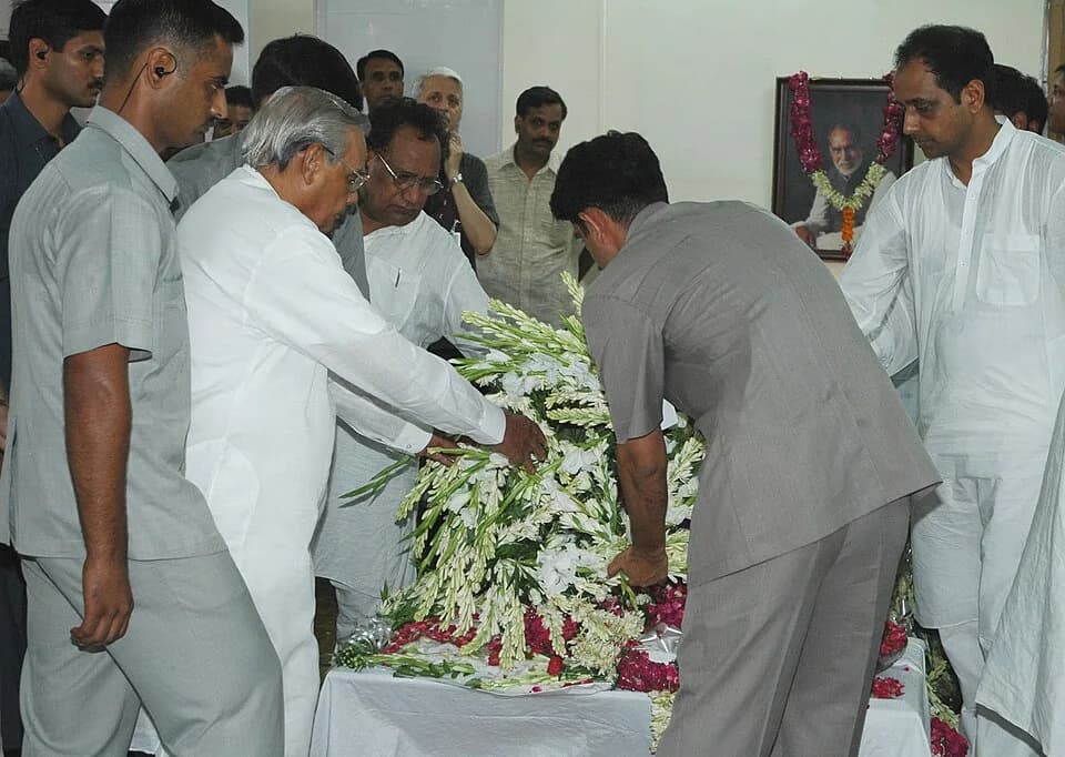 Chandra Shekhar - The former Prime Minister Shri Atal Bihari Vajpayee paying tribute to the mortal remains of the former Prime Minister Shri Chandra Shekhar, in New Delhi on July 08, 2007.