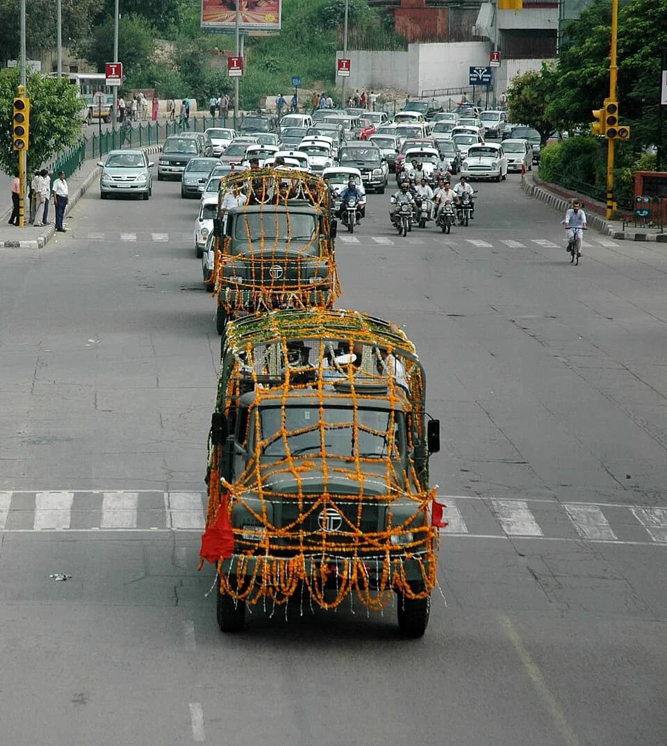 Chandra Shekhar - The carriage carrying the mortal remains of the former Prime Minister, Shri Chandra Shekhar making its way to Ekta Sthal for the state funeral, in Delhi on July 09, 2007.