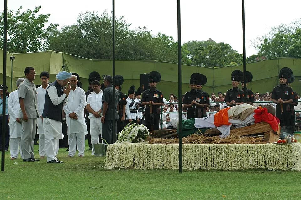 Chandra Shekhar - The Prime Minister, Dr. Manmohan Singh paying homage to the mortal remains of the former Prime Minister, Shri Chandra Shekhar at the funeral pyre, in Delhi on July 09, 2007.