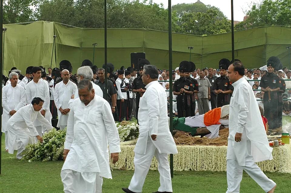 Chandra Shekhar - The Union Minister for Information &amp; Broadcasting and Parliamentary Affairs, Shri Priyaranjan Dasmunsi laying wreath at the mortal remains of the former Prime Minister, Shri Chan