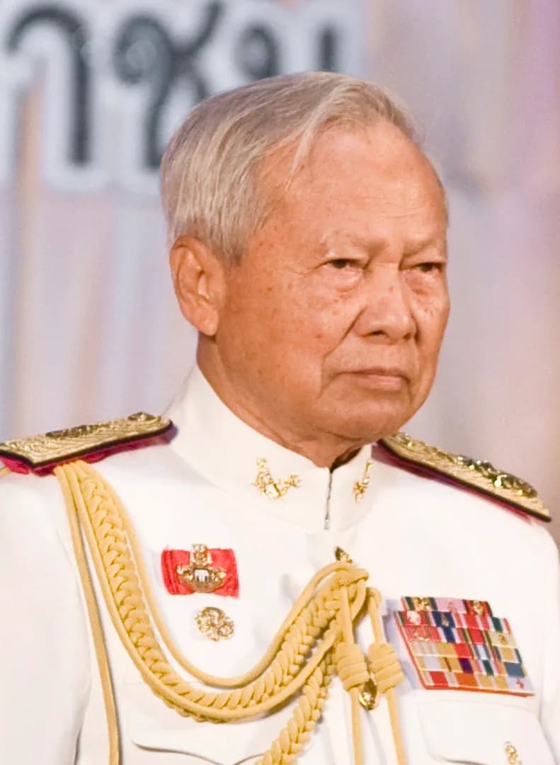 Prem Tinsulanonda - พลเอก เปรม ติณสูลานนท์ ประธานองคมนตรีและรัฐบุรุษ / นายกรัฐมนตรี ร่วมงานเลี้ยงรับรองเนื่องในวันกองทัพบก ณ ห้องมัฆวานรังสรรค์ สโมสรทหารบก ถนนวิภาวดีรังสิต กรุงเทพฯ 20 มกราคม 2553 (Th