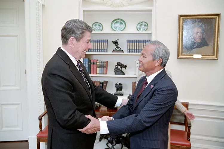 Prem Tinsulanonda - 4/13/1984 President Reagan during a Working Visit of Prime Minister of Thailand Prem Tinsulanonda in the Oval Office