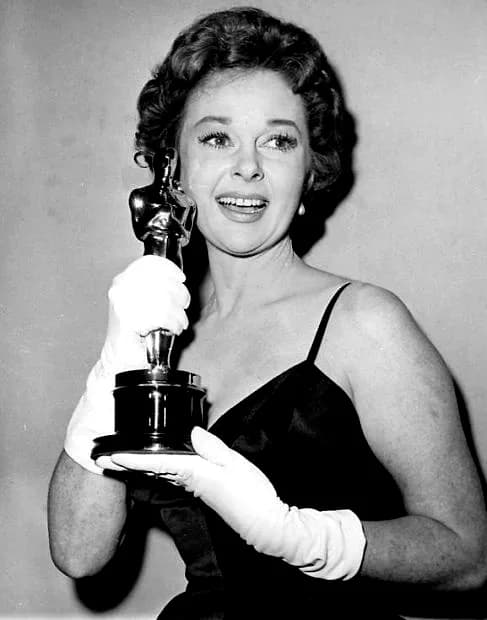 Susan Hayward - Press photo of Susan Hayward being awarded an Oscar for Best Actress in I Want to Live. Used for her obituary in 1975.