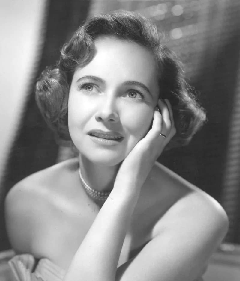 Teresa Wright - Promotional photograph of actress Teresa Wright