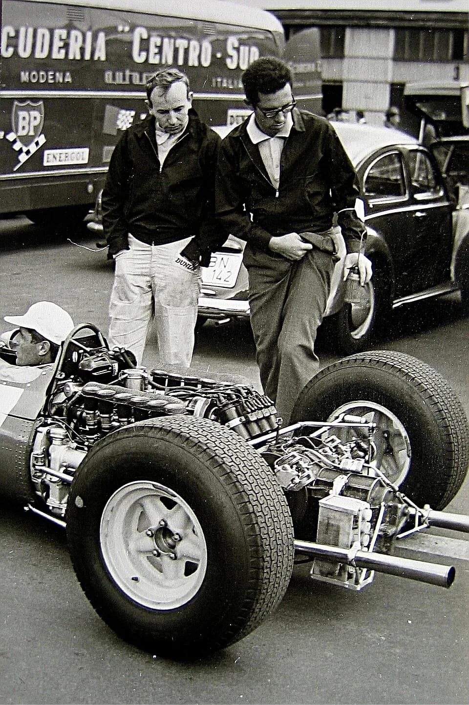 John Surtees - John Surtees (links stehend) und Renningenieur Mauro Forghieri