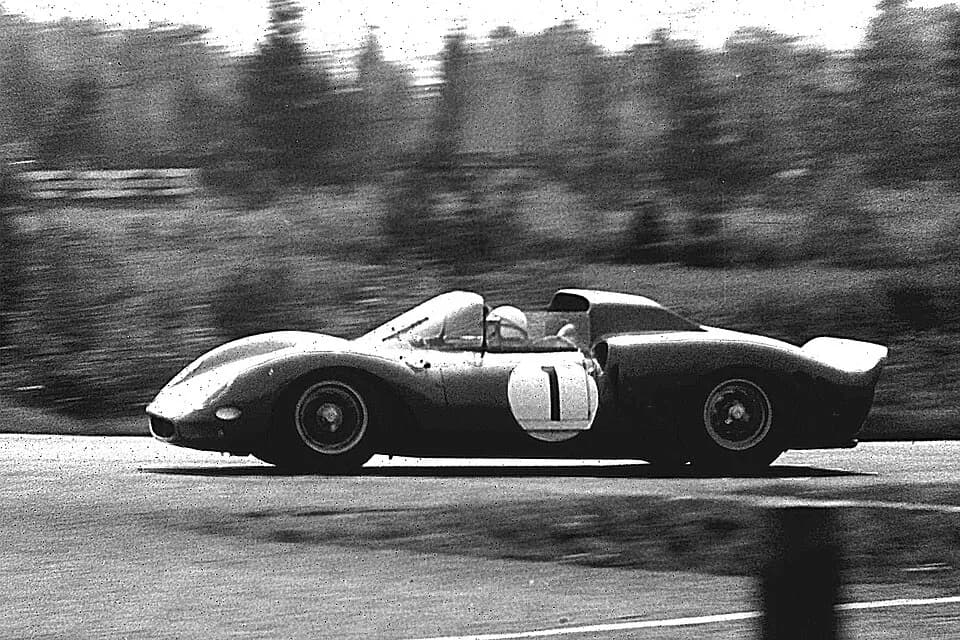 John Surtees - John Surtees im Ferrari 330 P2 beim 1000-km-Rennen auf dem Nürburgring, ausgangs Südkehre