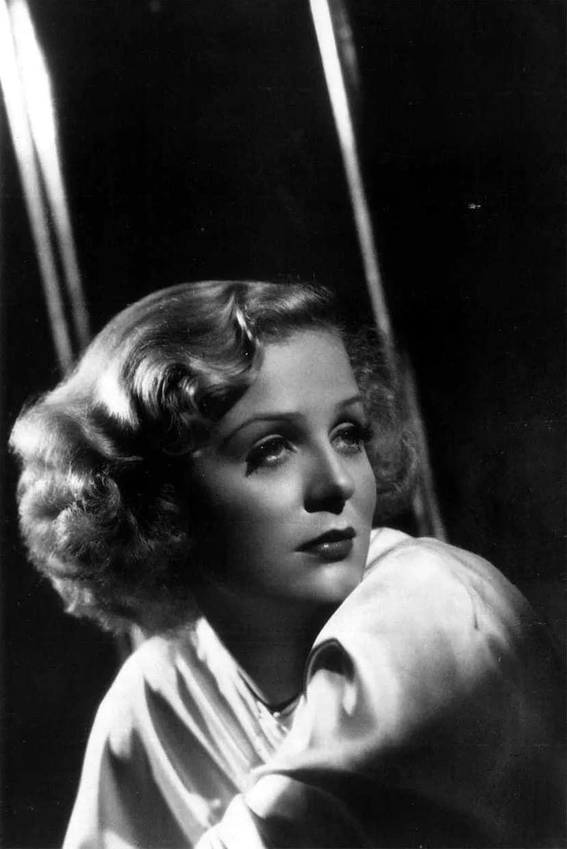 Gloria Stuart - Publicity photo of Gloria Stuart for Argentinean Magazine. (Printed in USA)