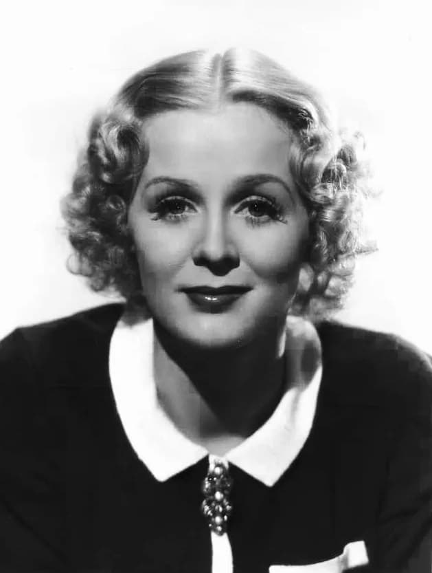 Gloria Stuart - Gloria Stuart in a publicity photo for Life Begins in College (1937)