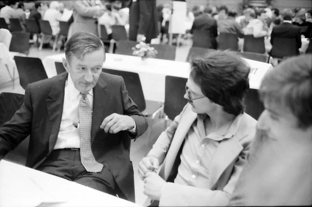 Polykarp Kusch - 1979 Nobelpreisträgertagung Physik; Gruppen in der Sporthalle: Polykarp Kusch