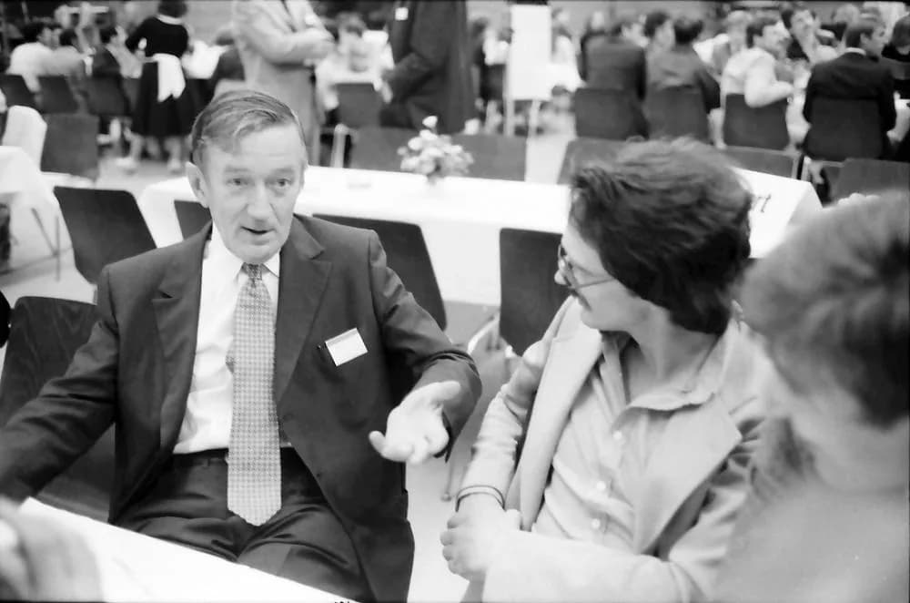 Polykarp Kusch - 1979 Nobelpreisträgertagung Physik; Gruppen in der Sporthalle: Polykarp Kusch
