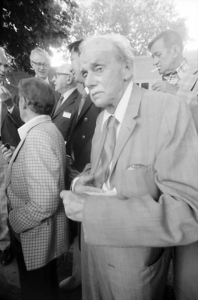 Polykarp Kusch - 1979 Nobelpreisträgertagung Physik; Maikäferrede: Paul Dirac, im Hintergrund: Julian Schwinger in Rückansicht, Edward M. Purcell, Isidor I. Rabi, Samuel Chao-Chung Ting, rechts Polyka