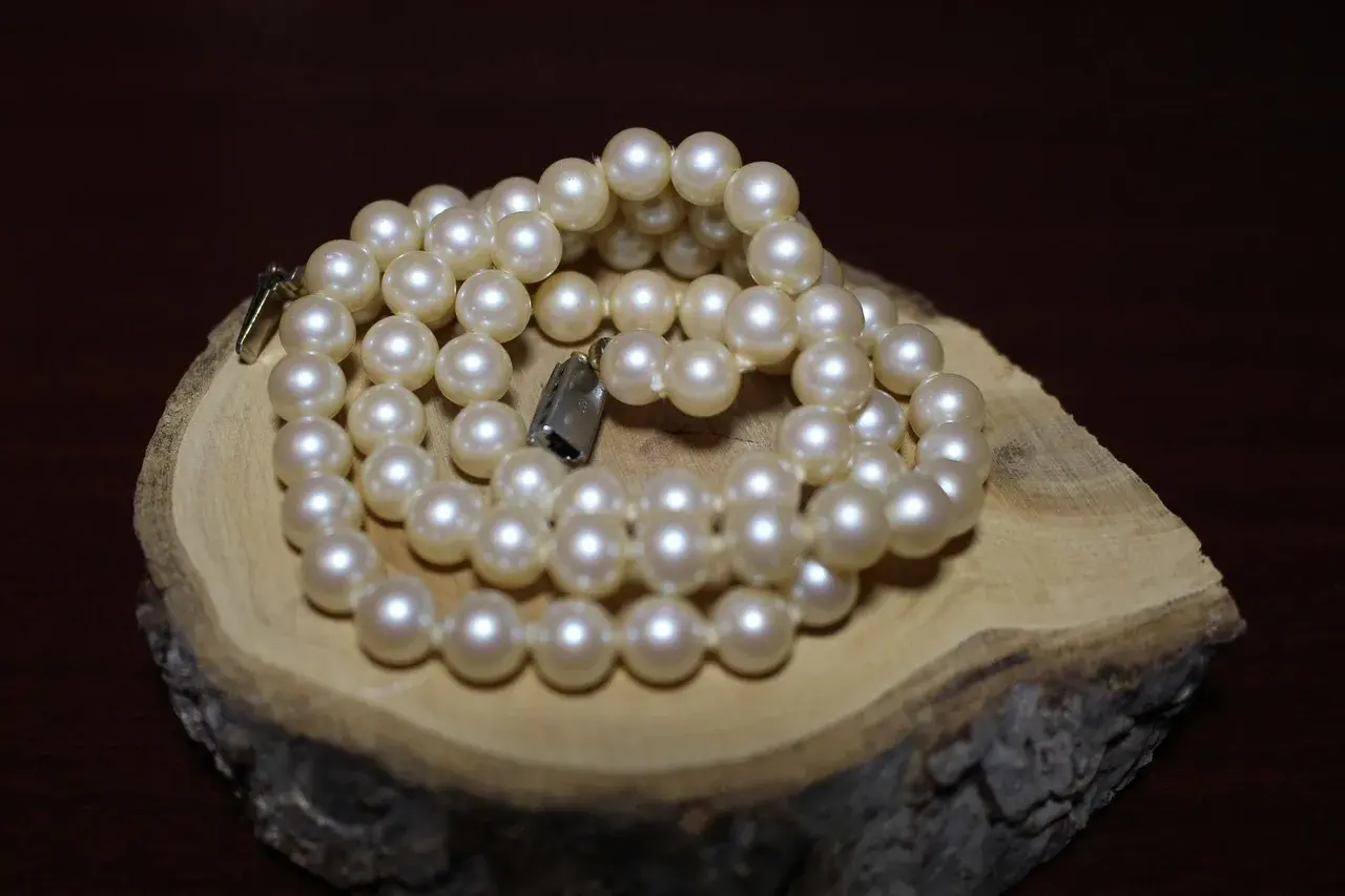 Martin Lewis Perl — necklas, perls, jewellery, jewels, saphire, expensive, precious, diamond, gold, perl, pearl, perls, perls, perls, perls, perls, perl, perl, perl