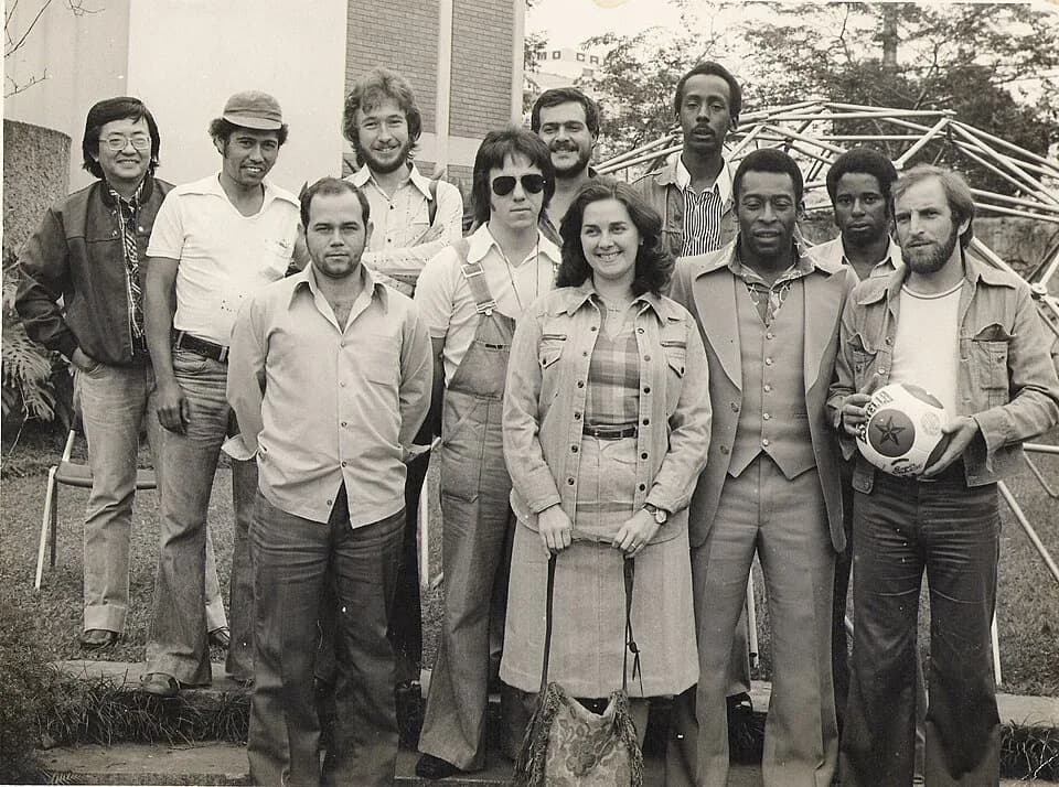 Pelé Pelé - Mamoru Miyao e sua equipe com Pelé