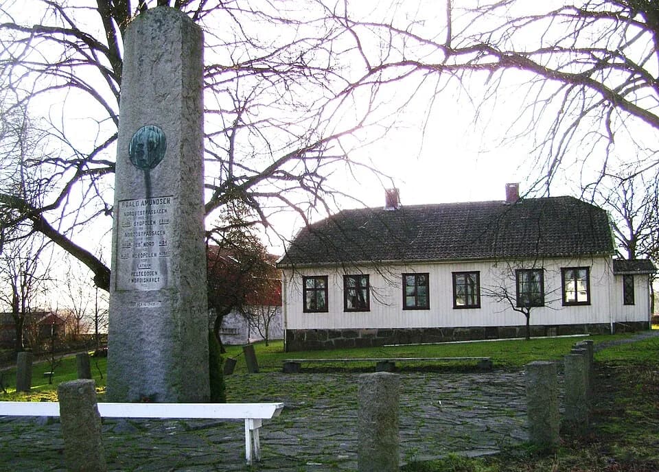 Roald Amundsen - Birth house of Roald Amundsen at Borge and memorial in the garden
