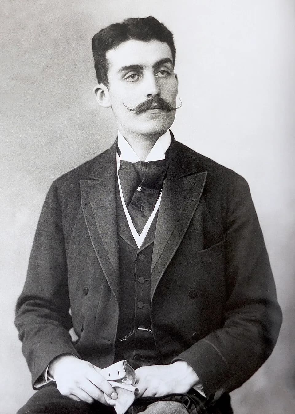 Marcel Proust - Robert d'Humières (1868-1915), photographié par Paul Nadar le 28 août 1895.