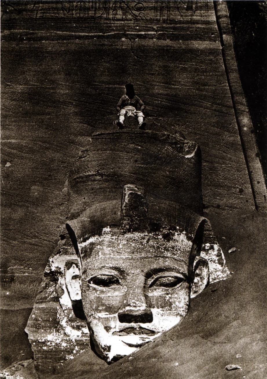 Gustave Flaubert - Eine der halb im Sand versunkenen Kolossalstatuen Ramses II. an der Außenwand des Tempels von Abu Simbel. Die Aufnahme stammt vom französischen Fotografen, Schriftsteller und Journa