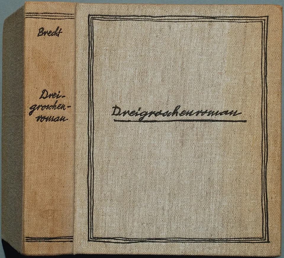 Bertolt Brecht - Brecht, Bertolt: Dreigroschenroman. Amsterdam: A. de Lange 1934, 492 Seiten + 2 Seiten Inhaltsverzeichnis + 1 Blatt Verlagsanzeigen. Erstdruck (Nubel A 109, Raabe 11, Wilpert/Gühring²