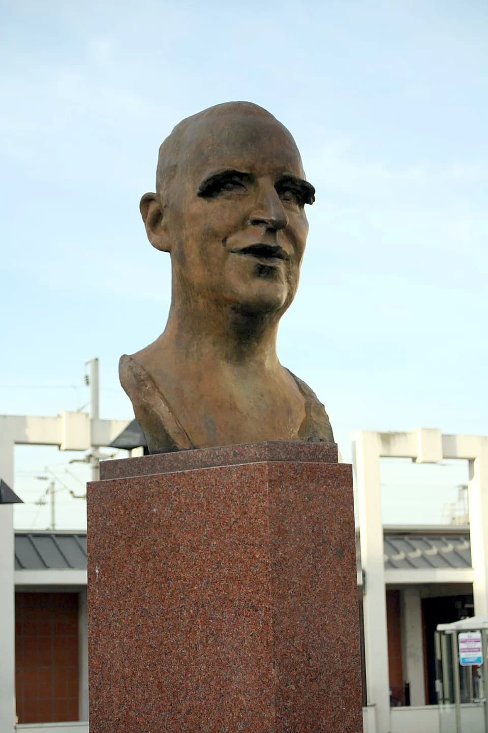 Georges Pompidou - Buste de Georges Pompidou par devant la gare de Poissy - Yvelines (France)
